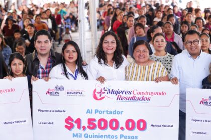 Con Apoyos económicos Lupita Cuautle promueve el bienestar