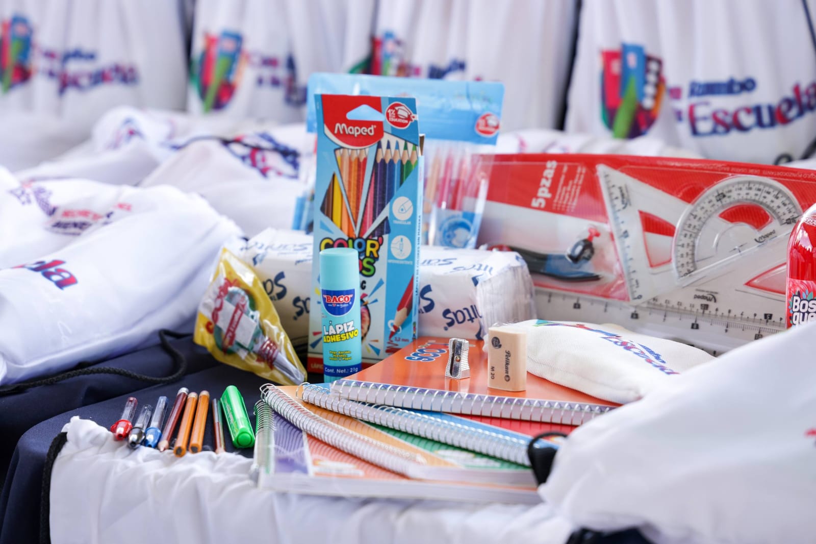 Continúa Lupita Cuautle Torres con la entrega de kits de útiles escolares gratuitos