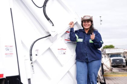 Entrega de camiones compactadores y uniformes al personal operativo de la Secretaria de Servicios Públicos