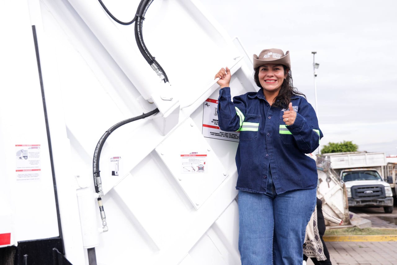 Entrega de camiones compactadores y uniformes al personal operativo de la Secretaria de Servicios Públicos