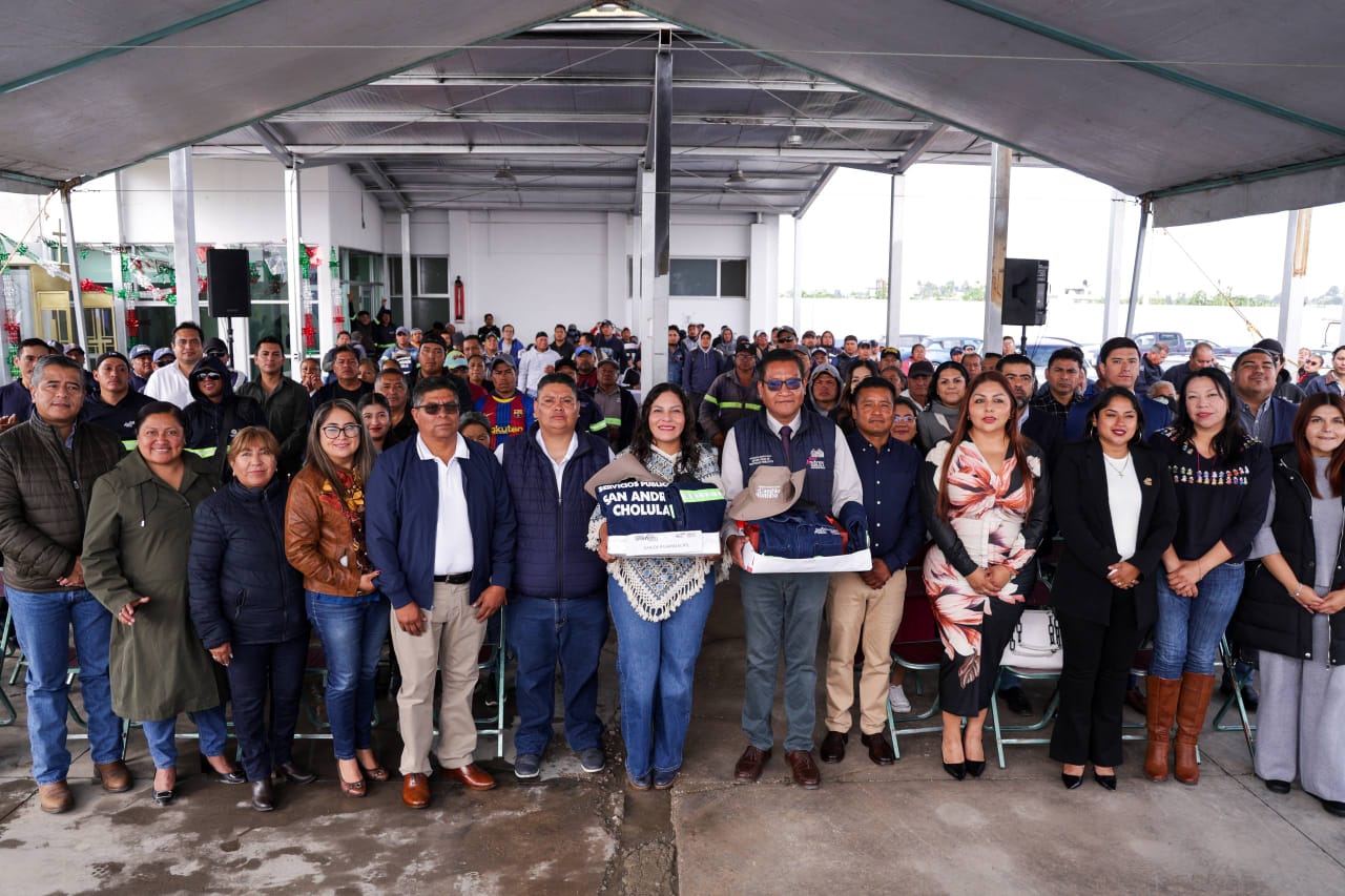 Entrega de camiones compactadores y uniformes al personal operativo de la Secretaria de Servicios Públicos